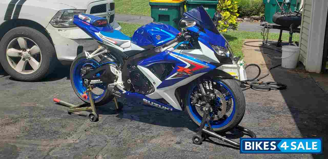 White And Blue SUZUKI GSXR-750 White And Blue SUZUKI GSXR-750
