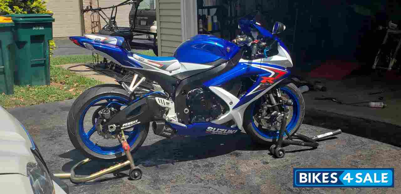 White And Blue SUZUKI GSXR-750 White And Blue SUZUKI GSXR-750