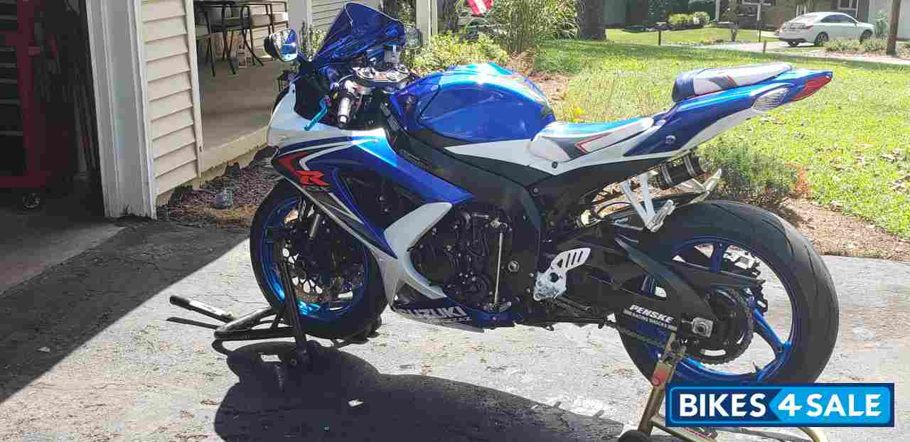 White And Blue SUZUKI GSXR-750 White And Blue SUZUKI GSXR-750