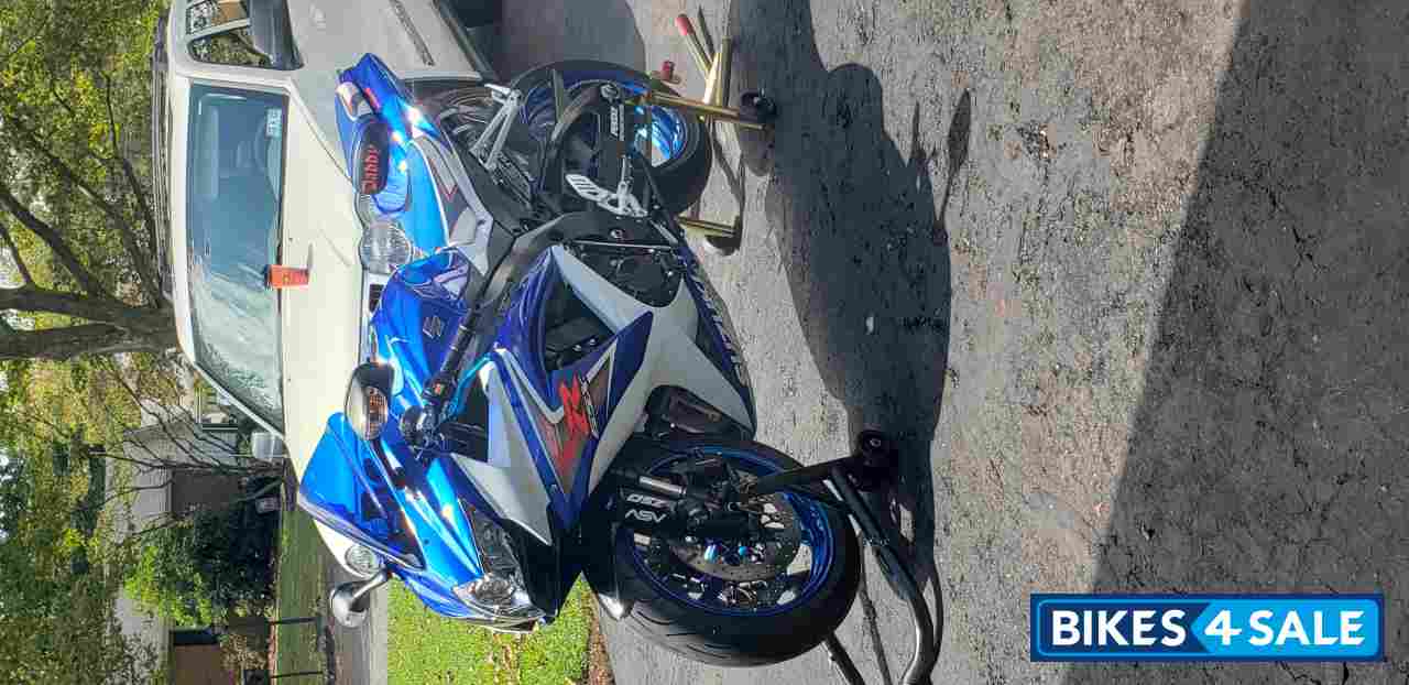 White And Blue SUZUKI GSXR-750 White And Blue SUZUKI GSXR-750