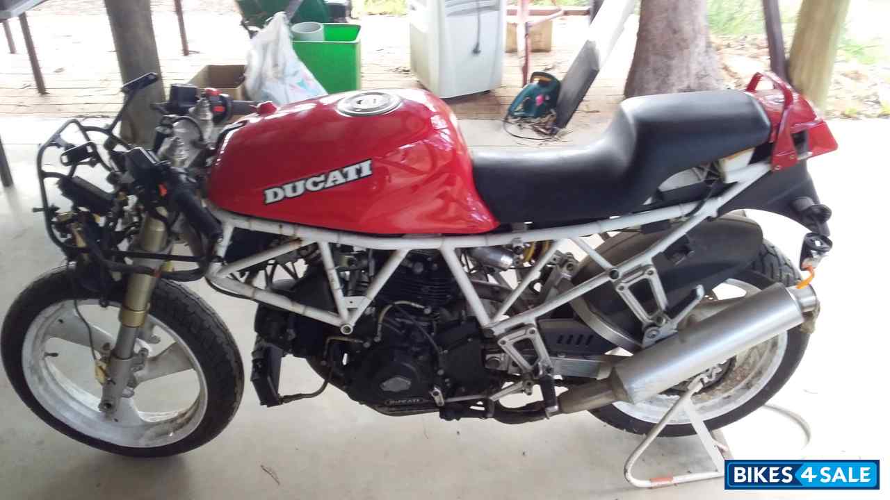 Red / White Frame Ducatti 900 SS