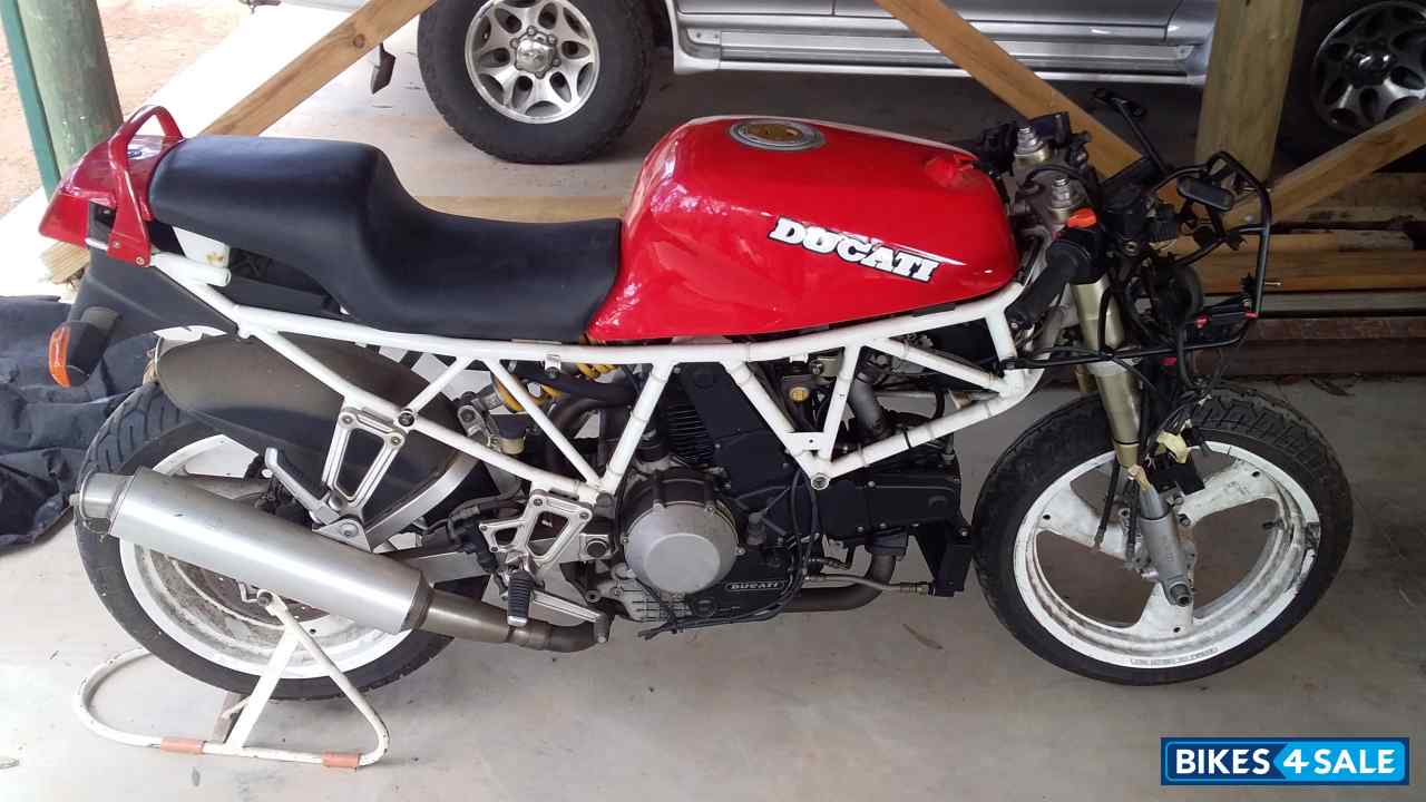 Red / White Frame Ducatti 900 SS