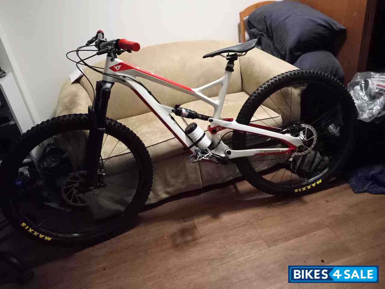 White, Orange YT Jeffsy RT3HV