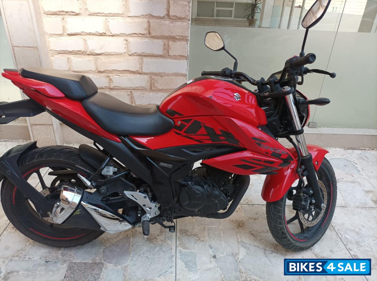 Red Suzuki Gixxer Red Suzuki Gixxer