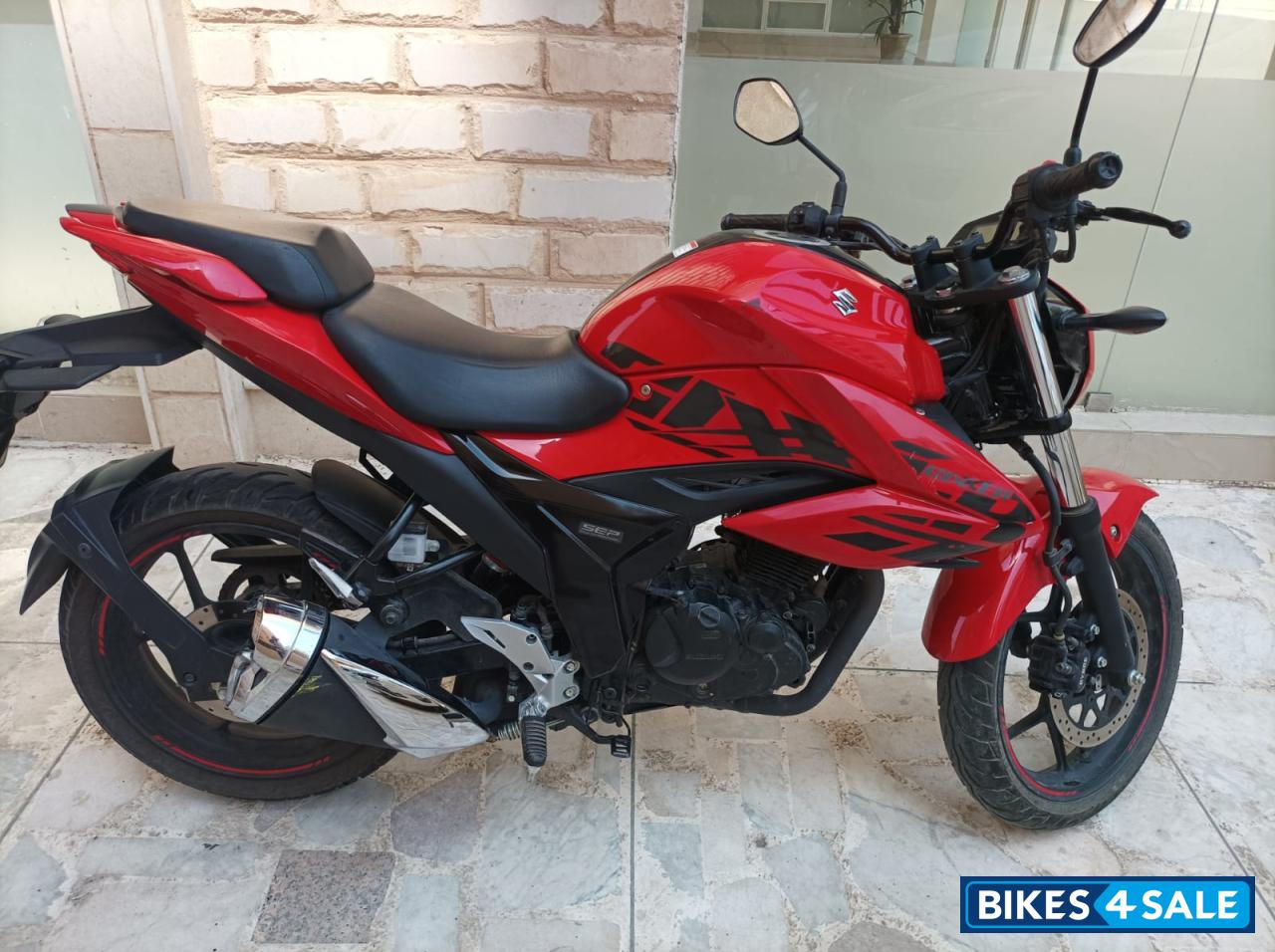 Red Suzuki Gixxer Red Suzuki Gixxer