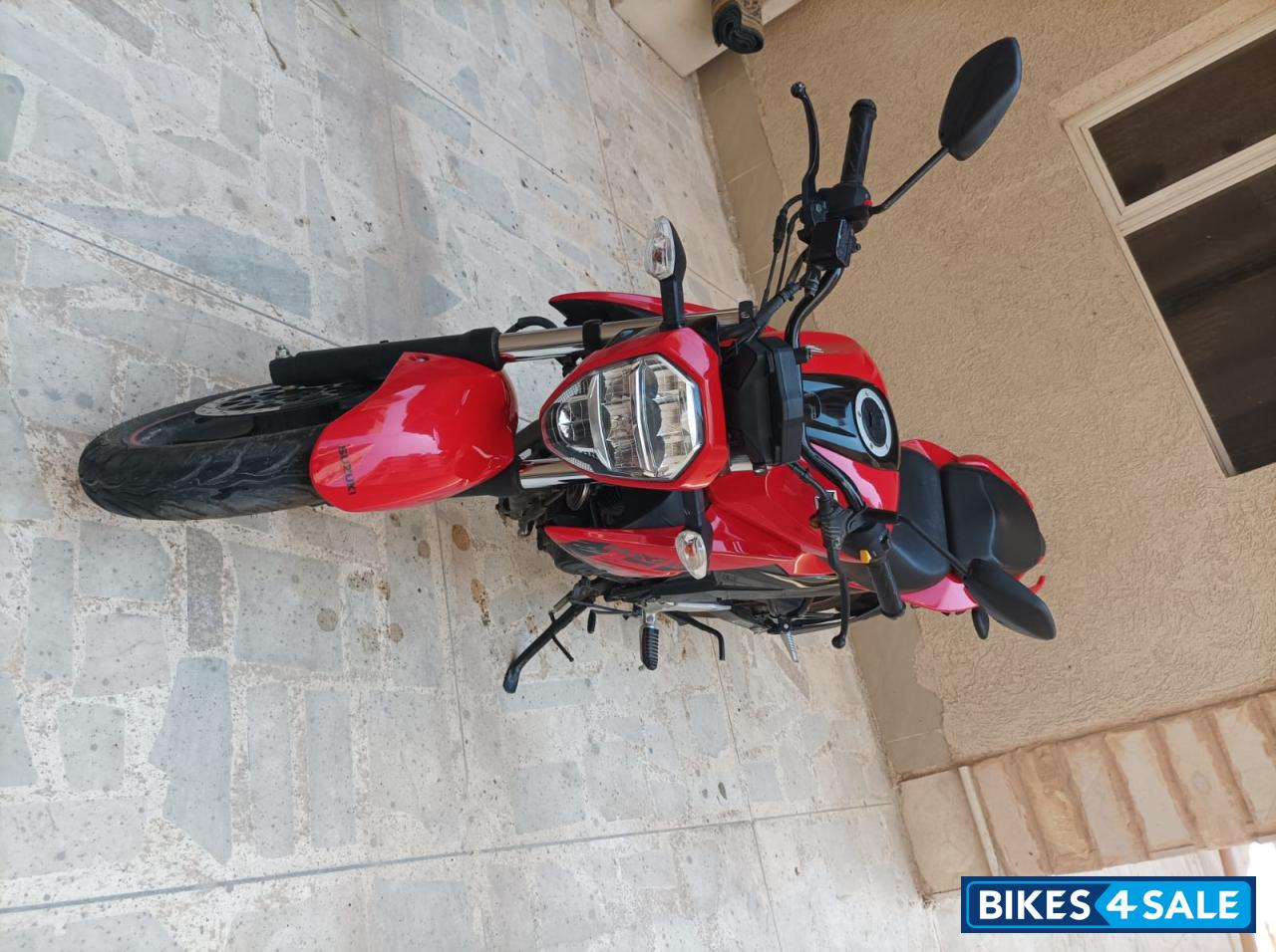 Red Suzuki Gixxer Red Suzuki Gixxer