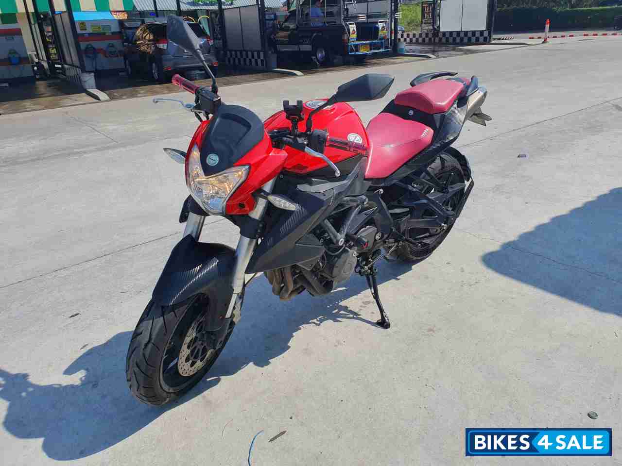 Red/carbon Black Benelli BN600