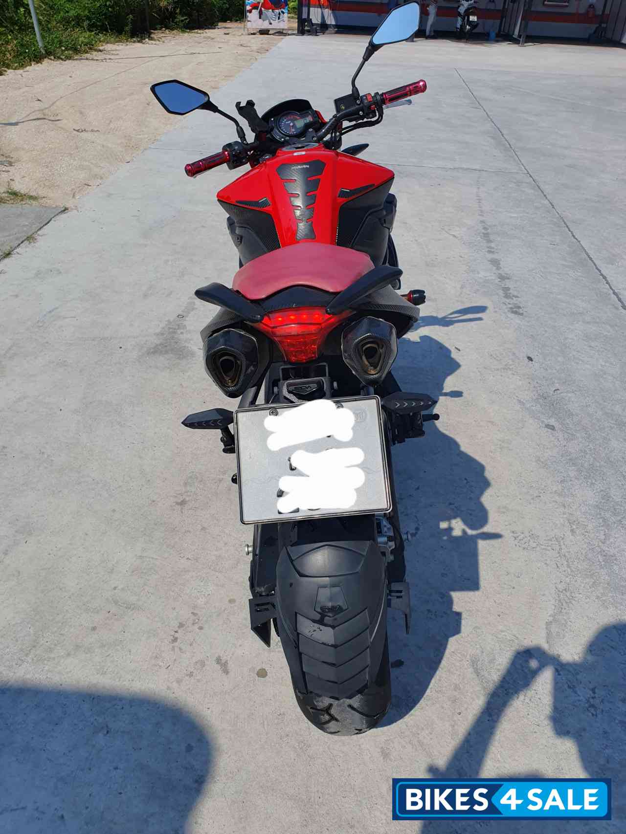 Red/carbon Black Benelli BN600