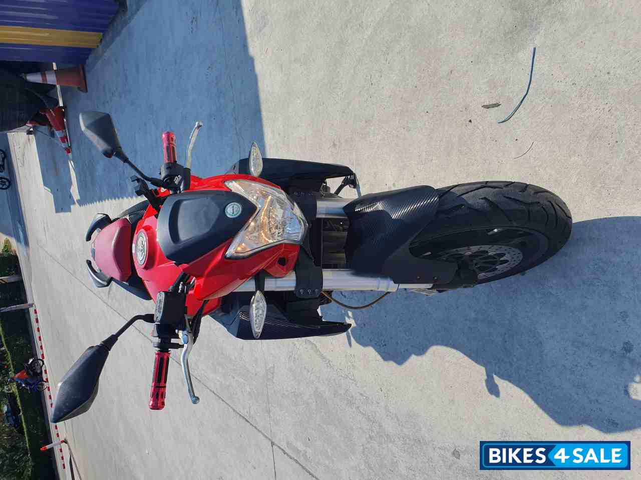 Red/carbon Black Benelli BN600