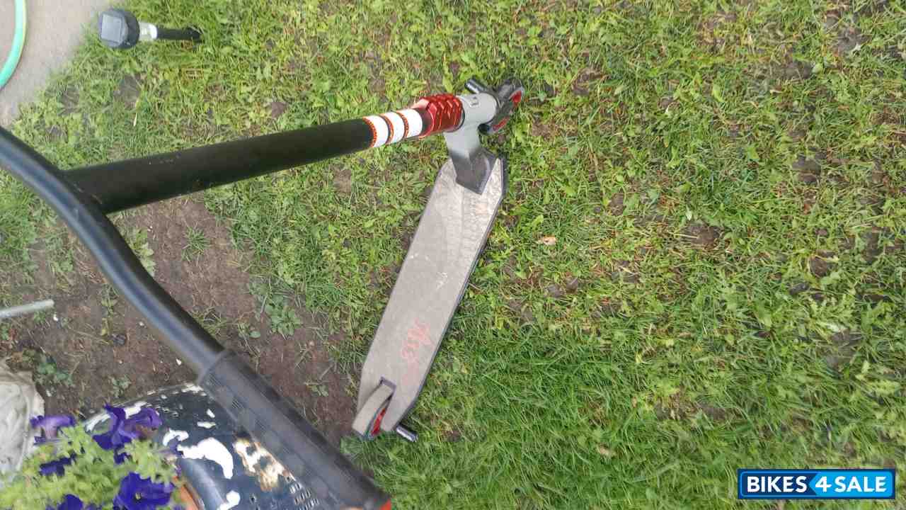 Black/orange Mongoose Rise 100 Pro Scooter