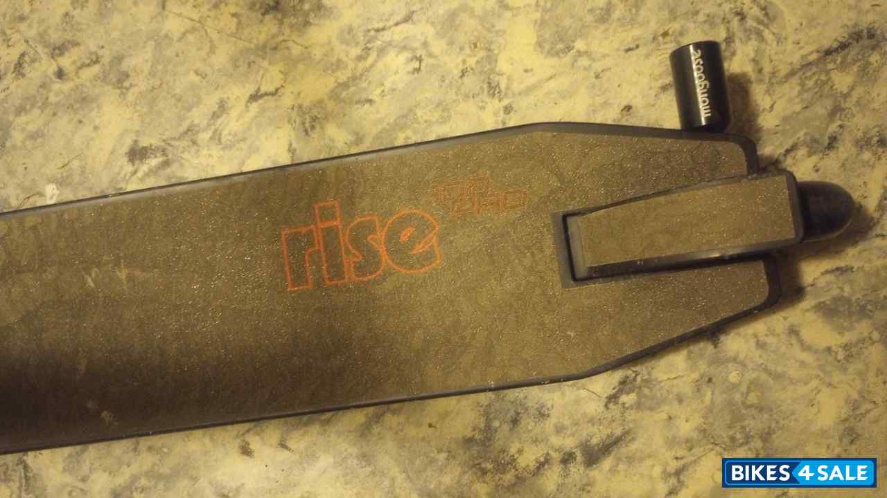 Black/orange Mongoose Rise 100 Pro Scooter