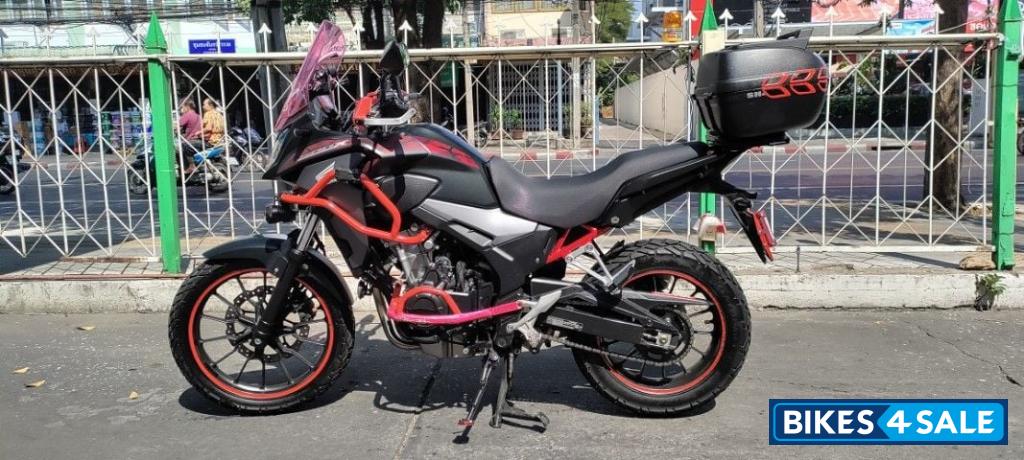 Black/red Honda CB500X