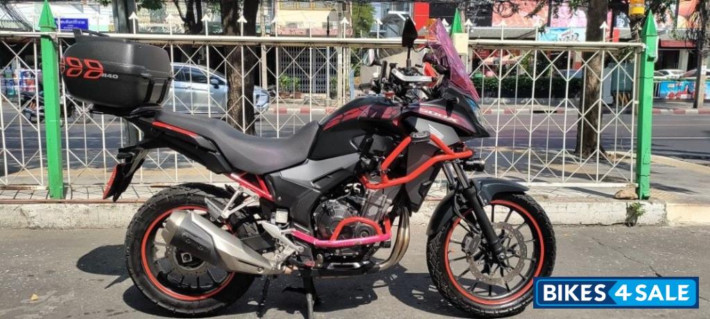 Black/red Honda CB500X