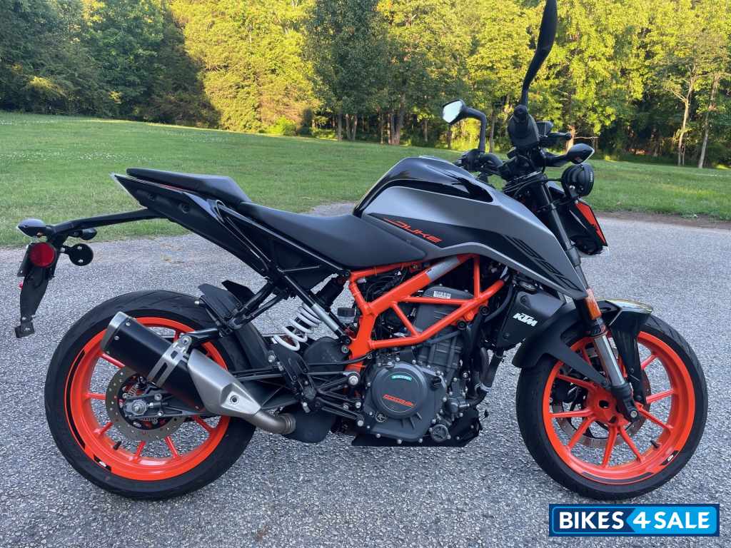 Black/red KTM 390 Duke
