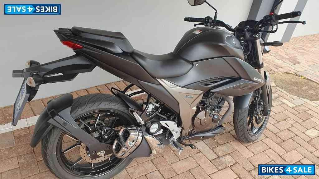 Black Suzuki GIXXER250 Naked