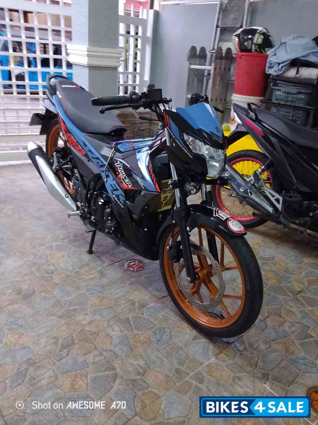 Light Blue Suzuki RAIDER 150FI