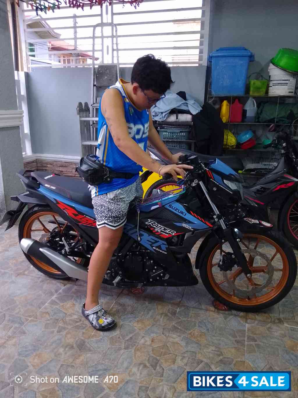 Light Blue Suzuki RAIDER 150FI