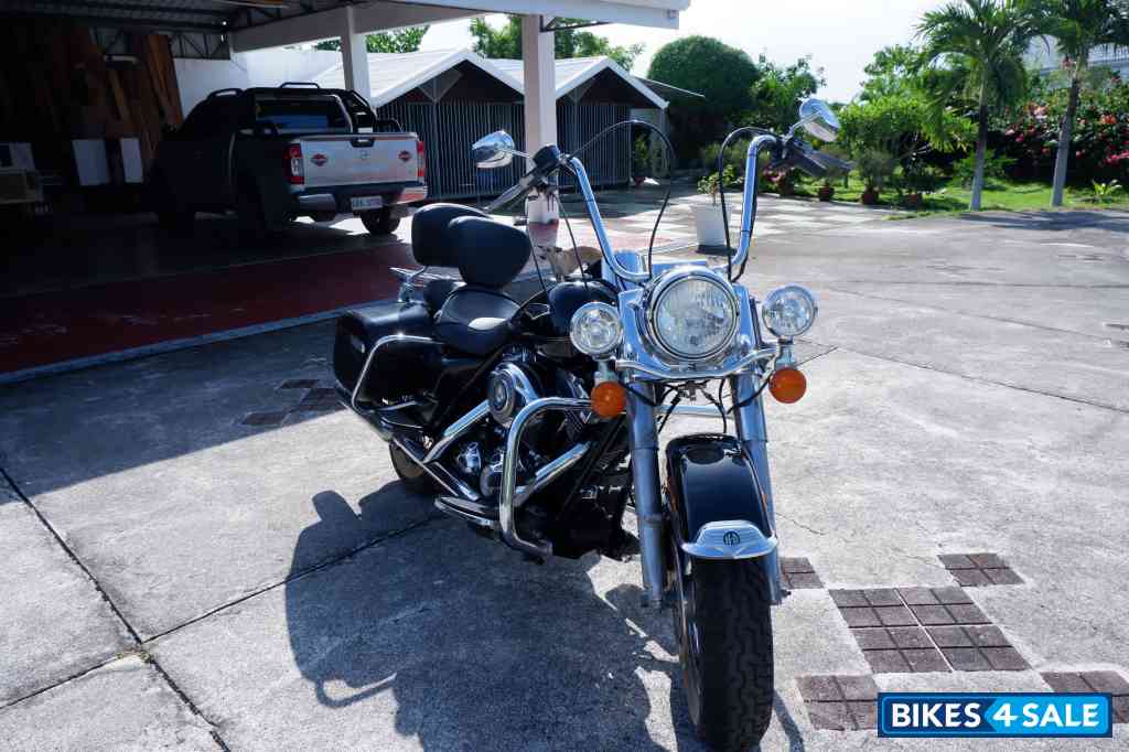 Black Harley Davidson Road King Classic FLHRCI