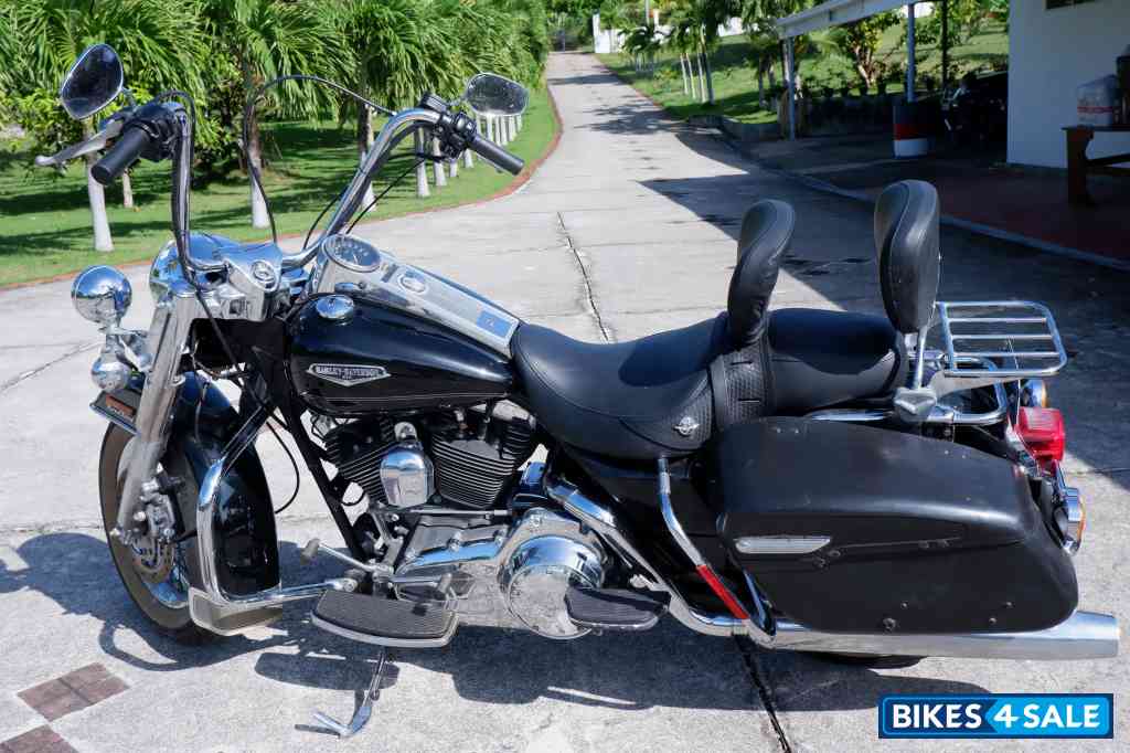 Black Harley Davidson Road King Classic FLHRCI