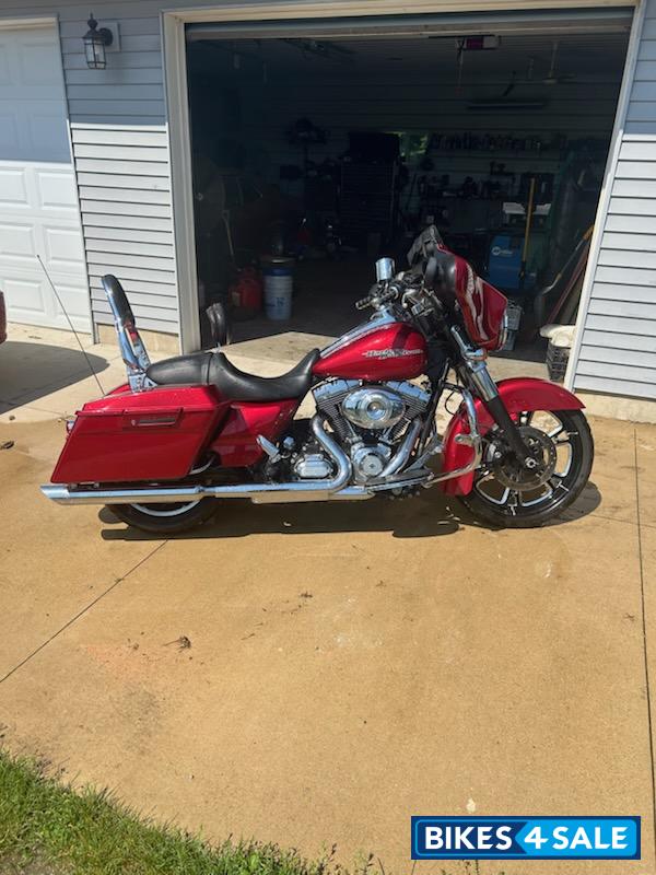 Red Harley davidson Streetglide
