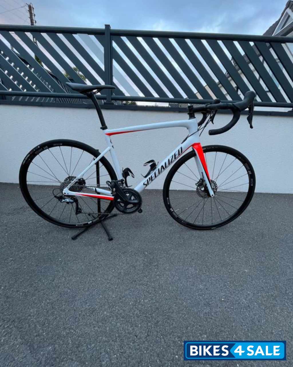 White Specialized Tarmac sl6 disc
