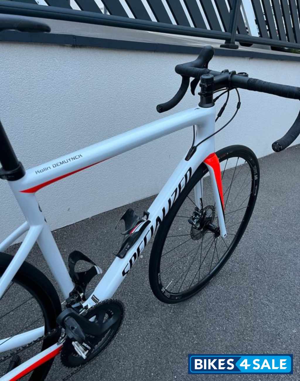 White Specialized Tarmac sl6 disc White Specialized Tarmac sl6 disc