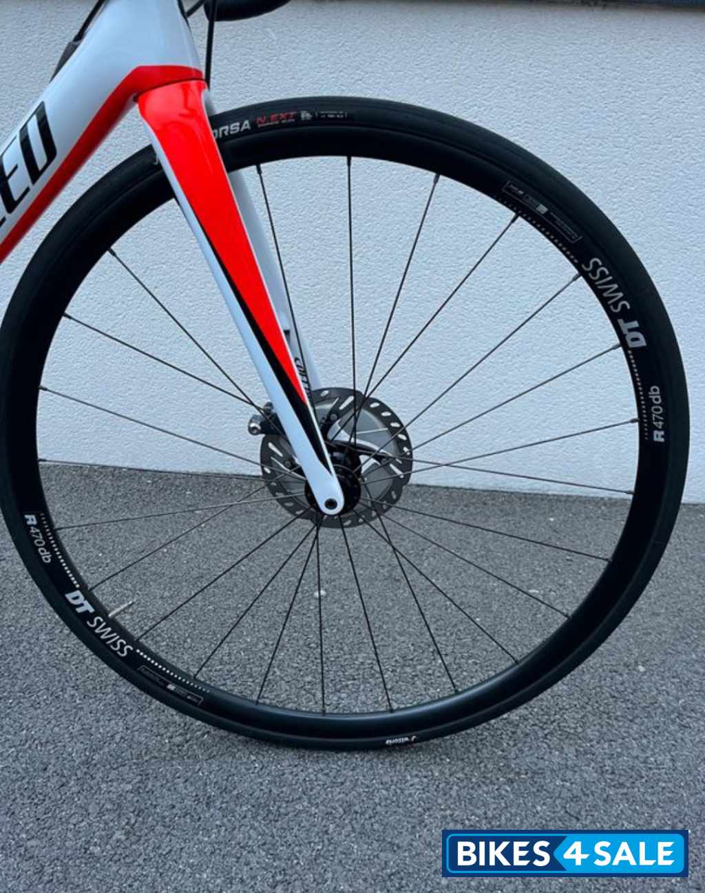 White Specialized Tarmac sl6 disc White Specialized Tarmac sl6 disc