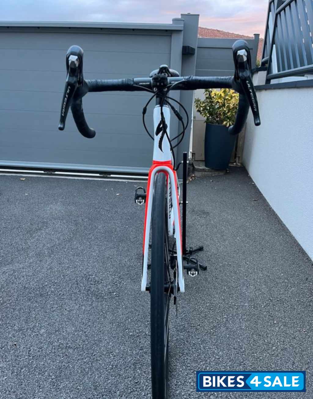 White Specialized Tarmac sl6 disc White Specialized Tarmac sl6 disc