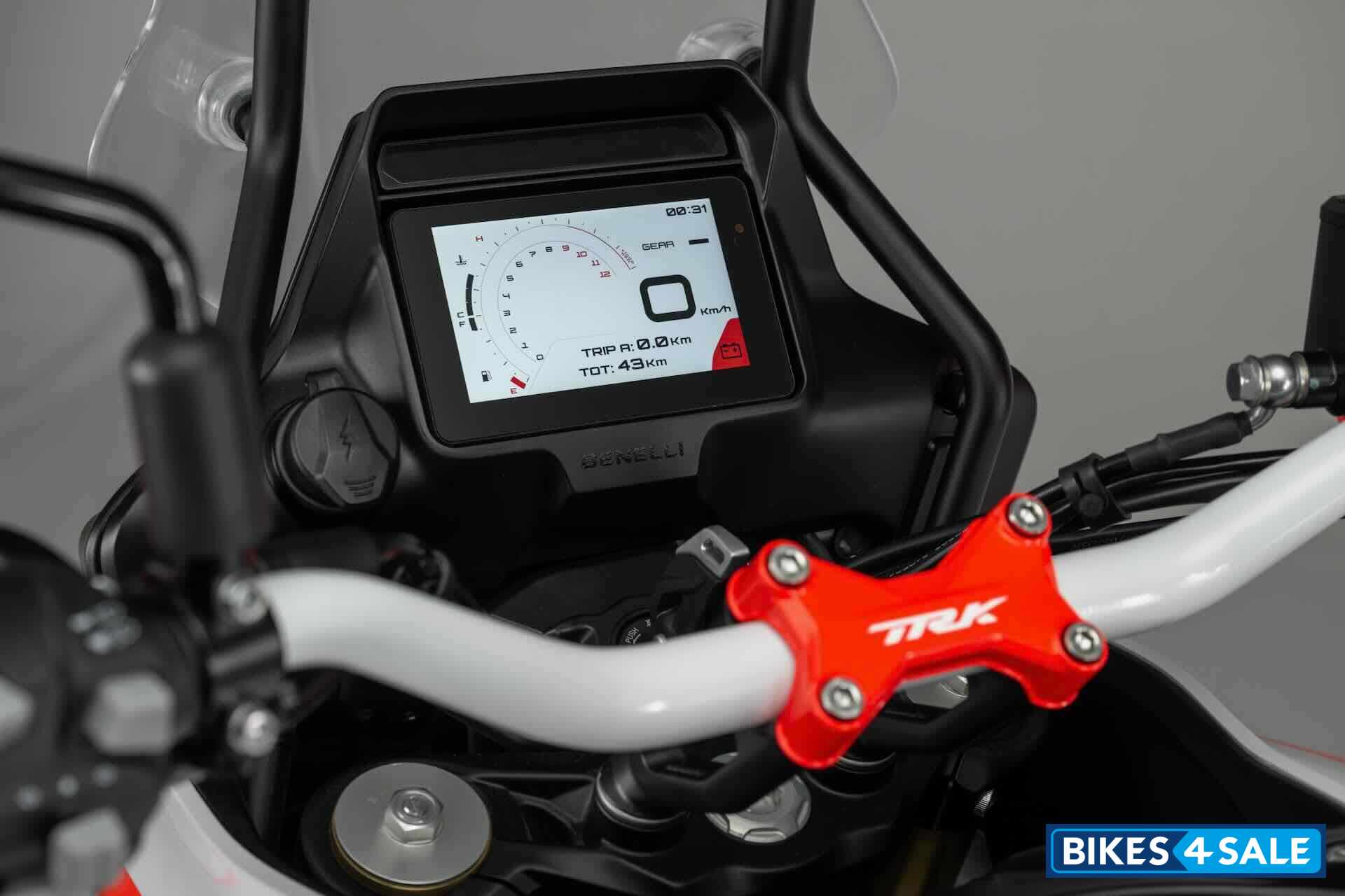 Benelli TRK 602 X 5 TFT display