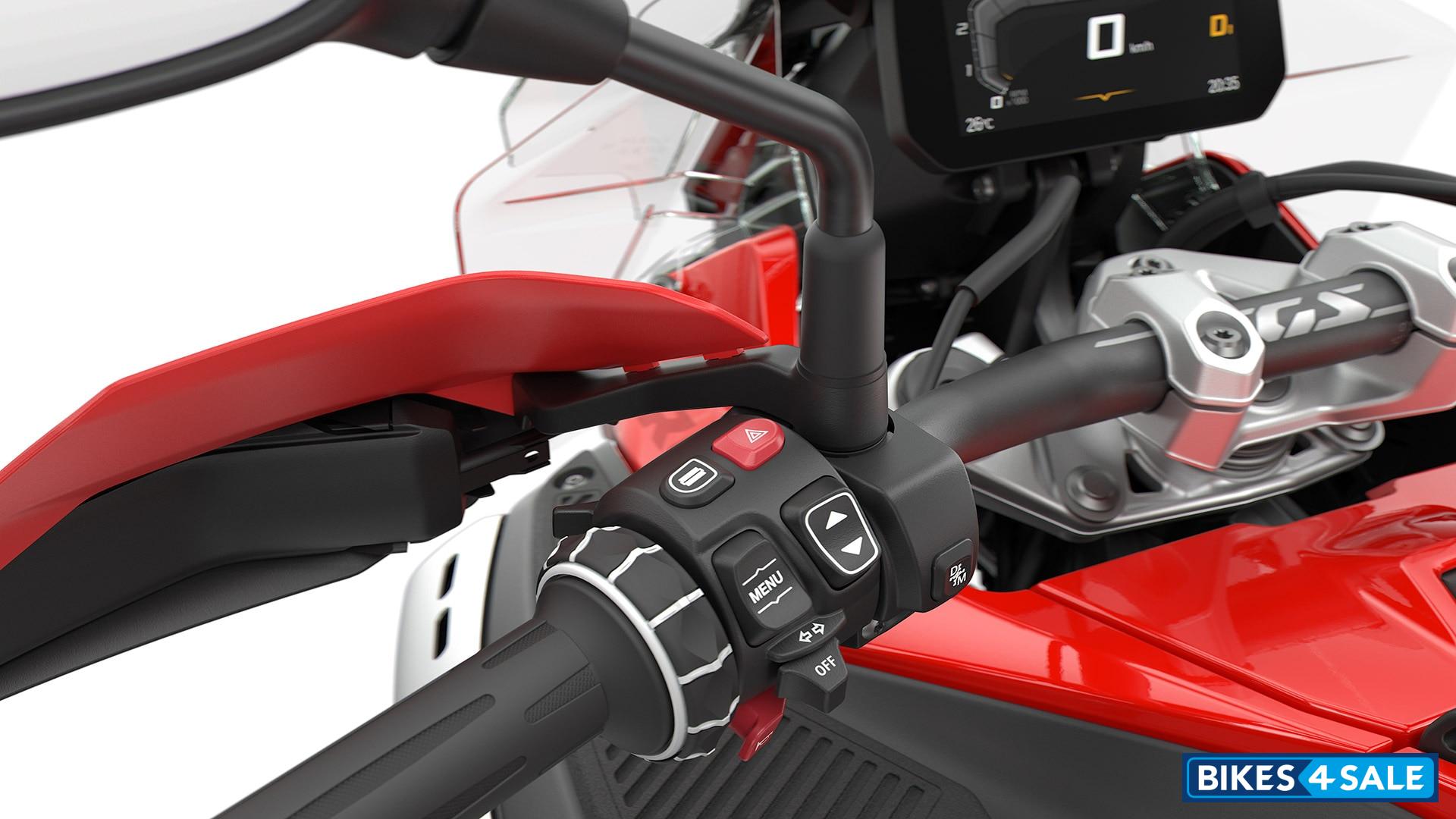 BMW R 1300 GS Adventure 2025 The available automated shift assistant