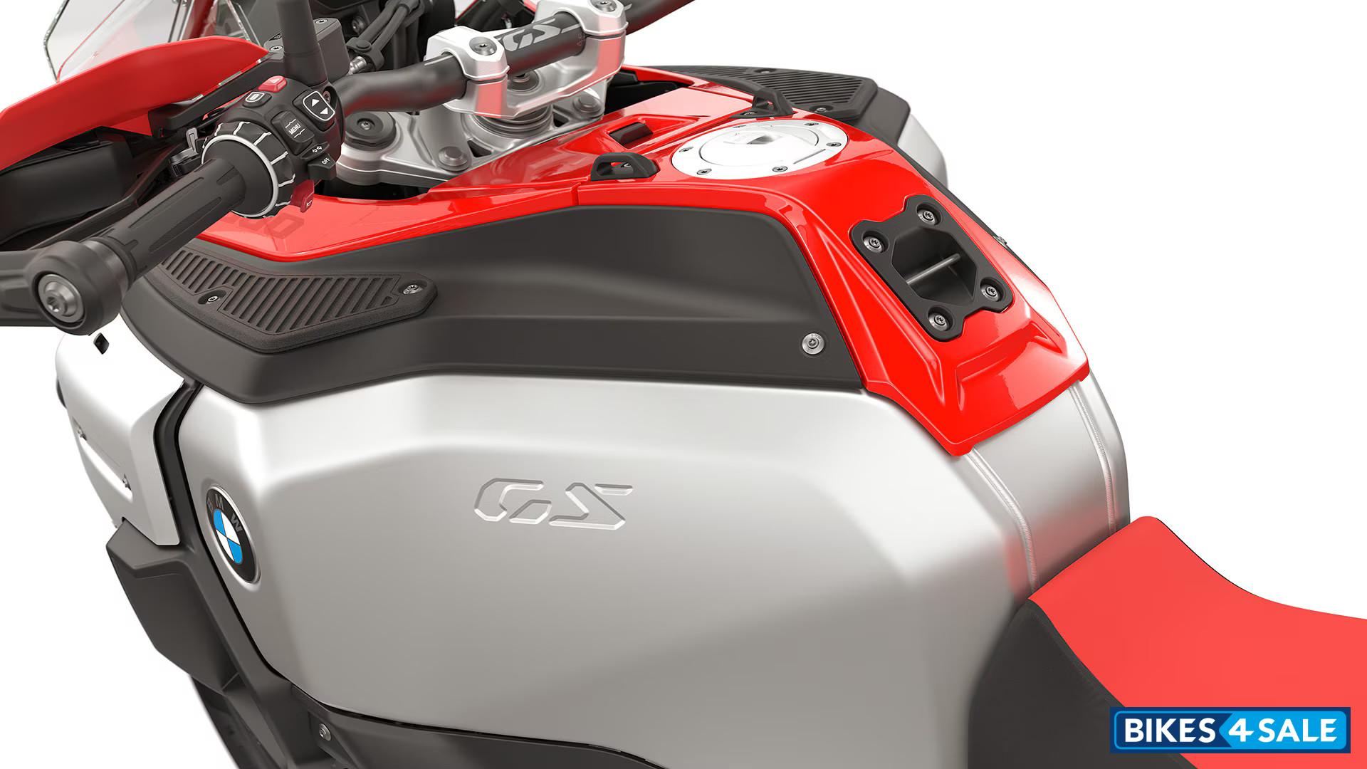 BMW R 1300 GS Adventure 2025 7.9 gallon fuel tank capacity