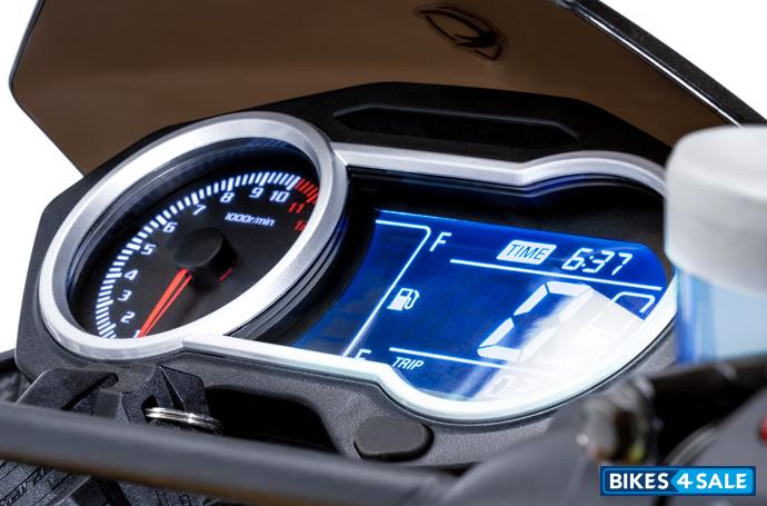 Carabela Dakota 320R Hybrid instrument panel, analog and digital