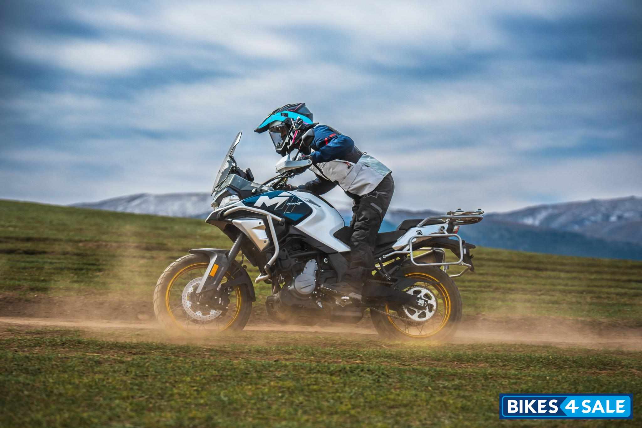CFMoto 700MT
