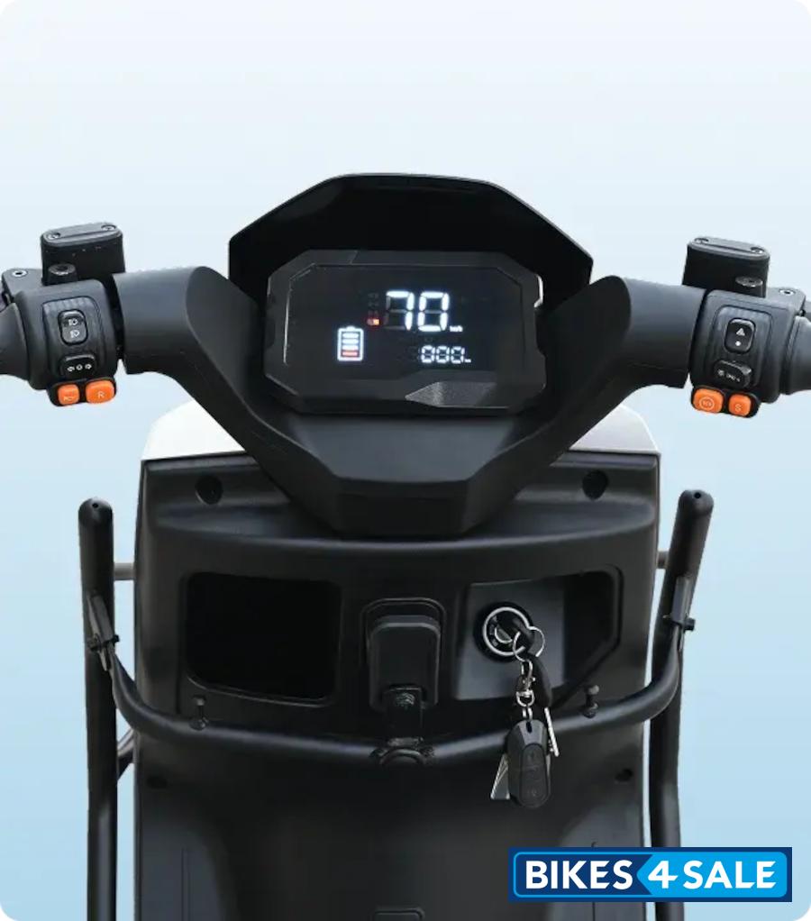 Crown Champion Pro Comfort-Tuned Handlebar & Intelligent Digital Dashboard