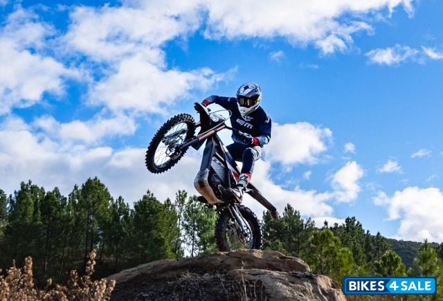 Electric Motion Escape XR