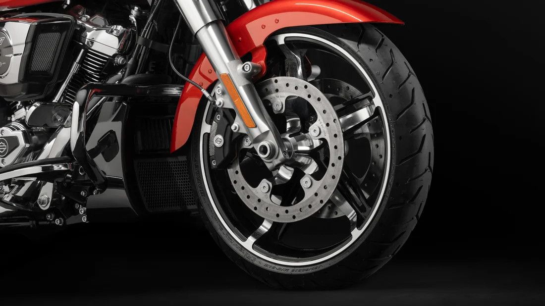 Harley Davidson 2024 Street Glide - 483 mm Front And 457 mm Rear Cast-Aluminum Wheels