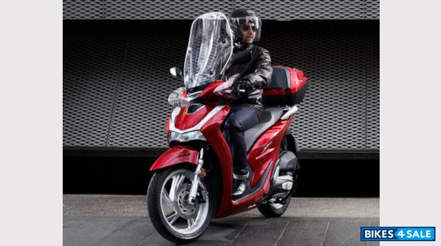 Honda SH125i with Topbox 2024