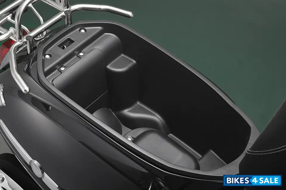 Juneng Bravo S 125 Storage Space