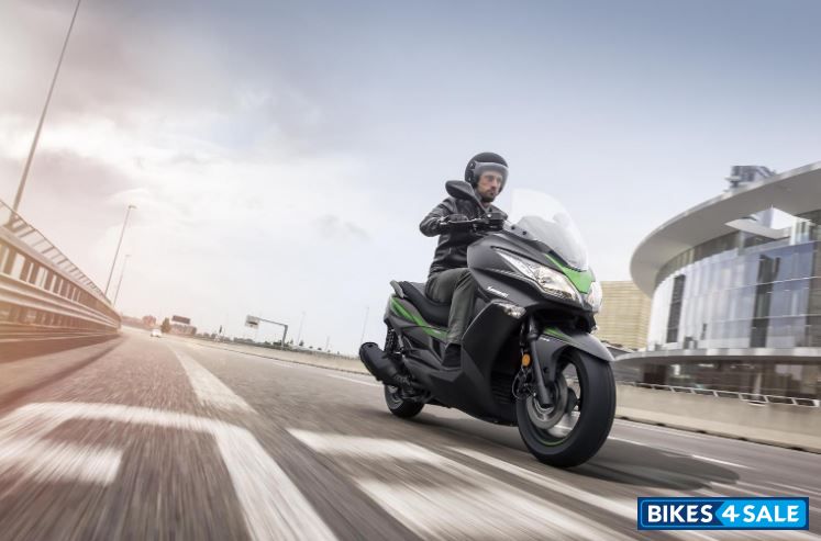 Kawasaki 2020 J300 Metallic Flat Anthracite Black / Candy Flat Blazed Green Metallic Flat Anthracite Black / Candy Flat Blaze