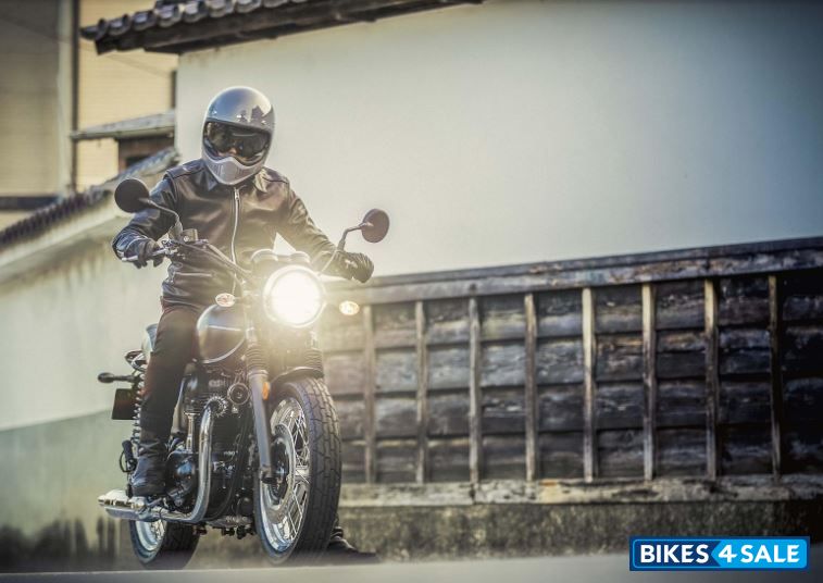 Kawasaki W800 Street Metallic Flat Spark Black / Metallic Matt Graphite Grey