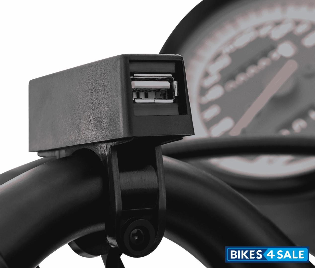 Keeway RK 150 E USB Port