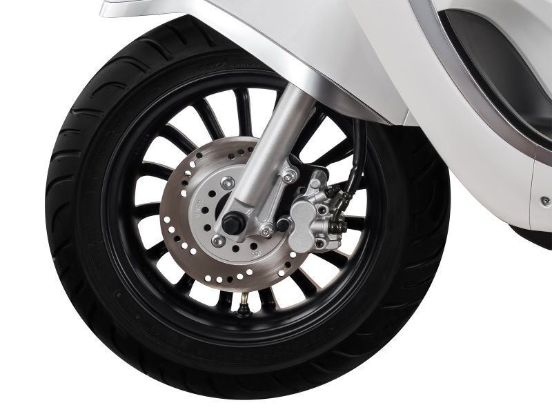 Spoked Alloy wheels and disc brakes