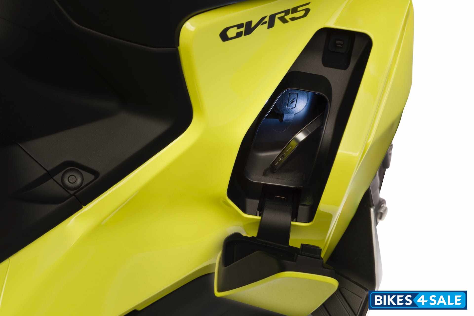 KYMCO CV-R5 USB port