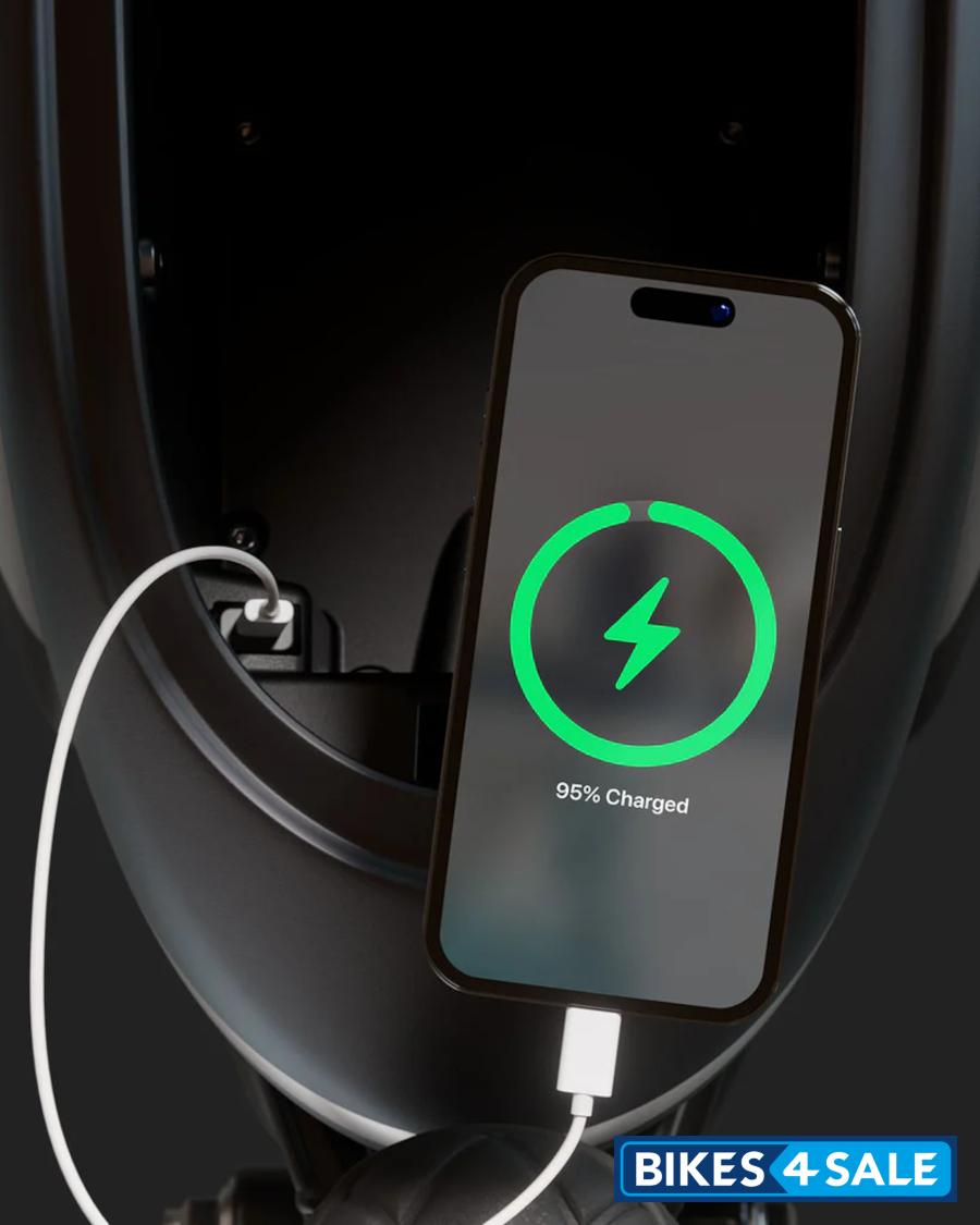 Maeving RM1S Blackout Built-in USB-C port