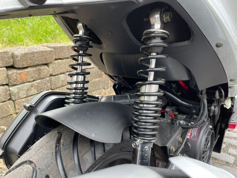 MGB Fantasy 125cc 2023 - Adjustable Twin Rear Shocks