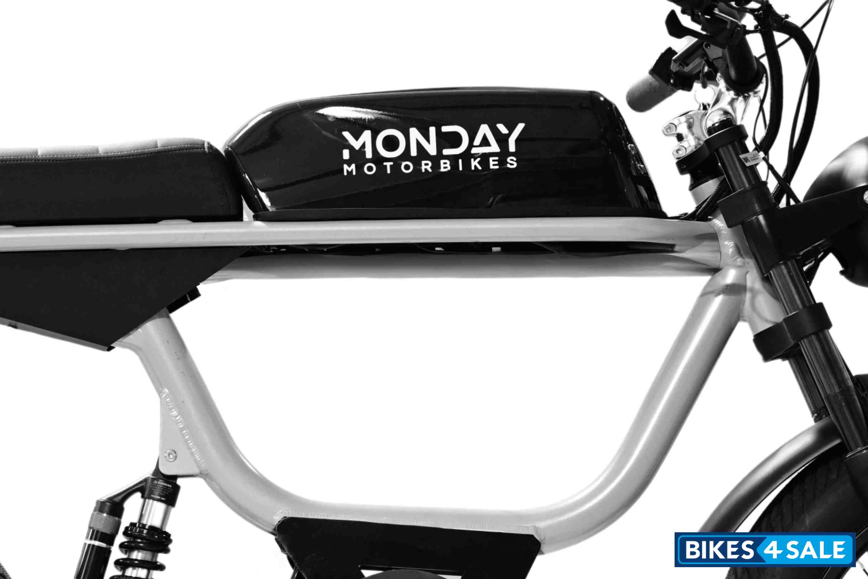 Monday Motorbikes Anza V4