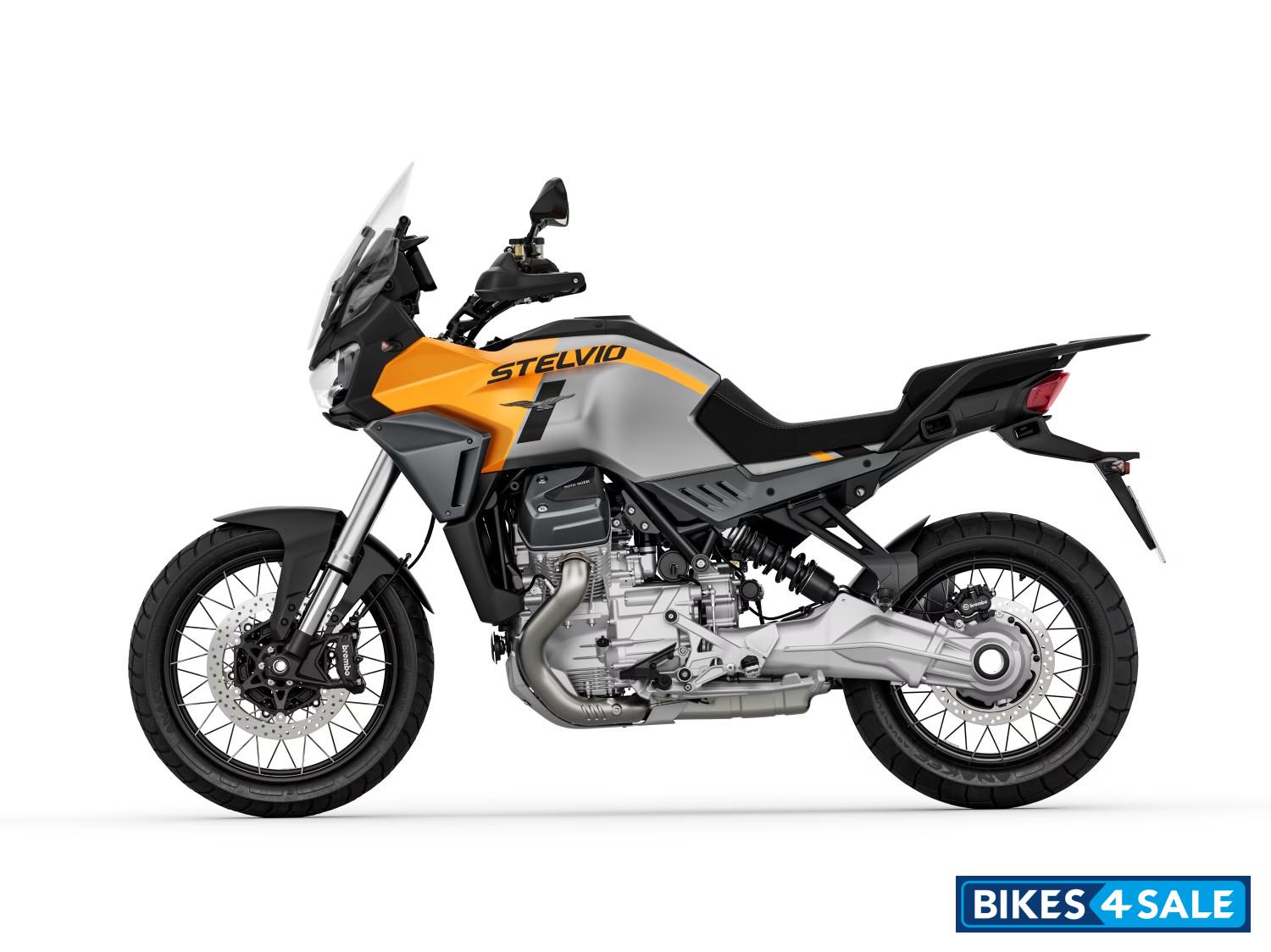 Moto Guzzi Stelvio Giallo Savana