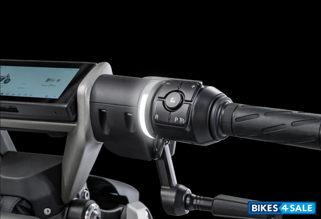 Naxeon I AM Pro Light rings on the handlebars indicate power levels