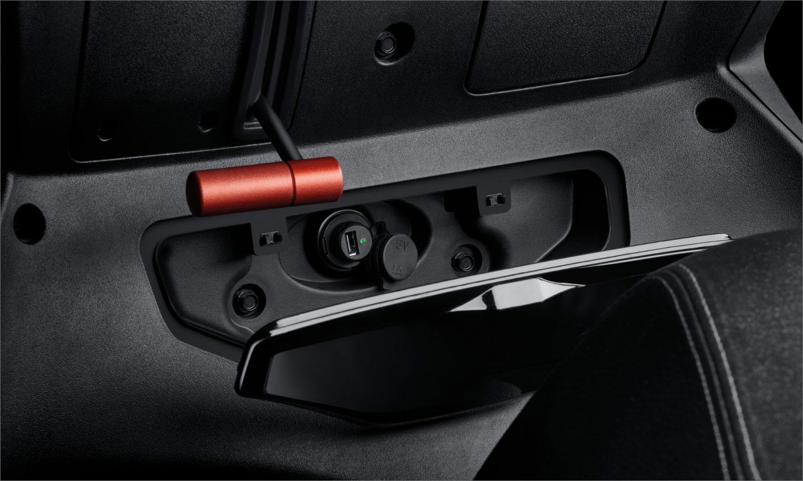 Qooder Qooder Two Front Compartments With 12v Socket and USB