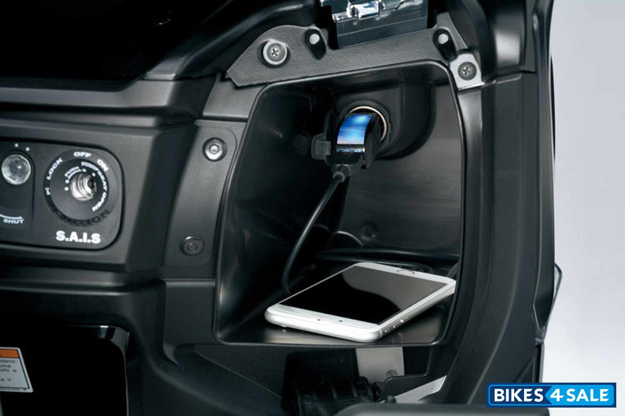 Suzuki Burgman 400 2026 12V DC outlet